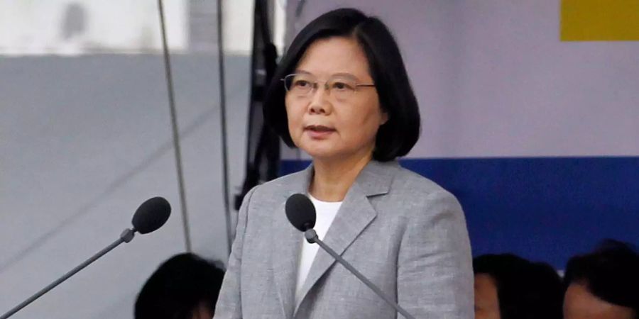 Taiwans Präsidentin Tsai Ing-wen hält eine Rede während des Nationalfeiertags.