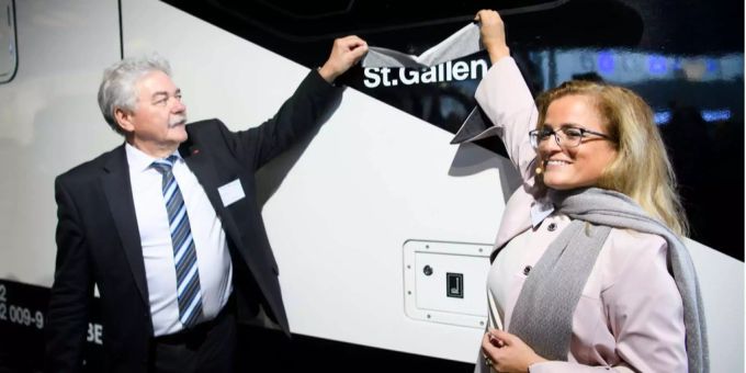 Der neue SBB-Doppelstockzug wird von Toni Häne, Leiter Personenverkehr SBB, und Stadträtin Maria Pappa auf den Namen «St. Gallen» getauft. Der neue SBB-Doppelstockzug wird von Toni Häne, Leiter Personenverkehr SBB, und Stadträtin Maria Pappa auf den Namen «St. Gallen» getauft.