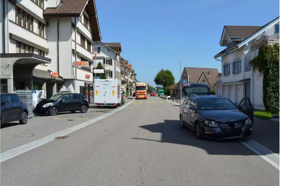 Verunfalltes silbernes und schwarzes Auto mit grossem Schaden vorne - zvg Kantonspolizei Appenzell Ausserrhoden