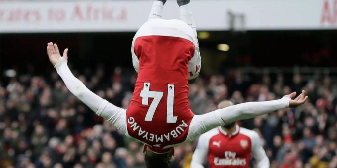 Pierre-Emerick Aubameyang feiert ein Tor gegen Stoke City Anfang April mit einem Salto. Pierre-Emerick Aubameyang feiert ein Tor gegen Stoke City Anfang April mit einem Salto.
