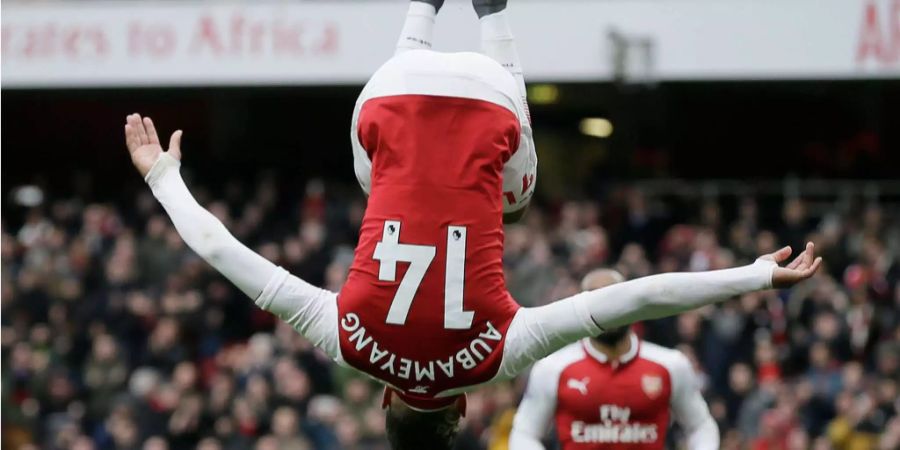 Pierre-Emerick Aubameyang feiert ein Tor gegen Stoke City Anfang April mit einem Salto.