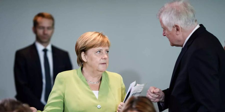 Angela Merkel und Deutschlands Innenminister Steffen Seibert im Gespräch.