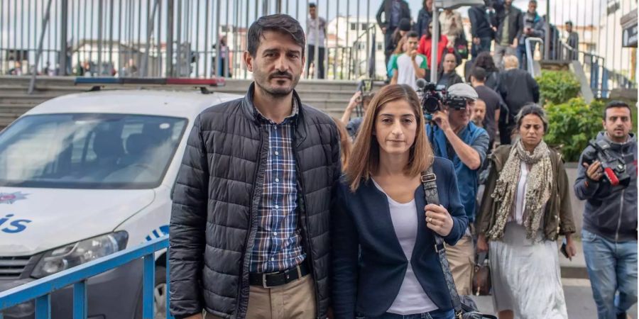 Die türkisch-deutsche Journalisten Suat Corlu (l.) und Mesale Tolu (r.) auf dem Weg zum Gericht in Istanbul.