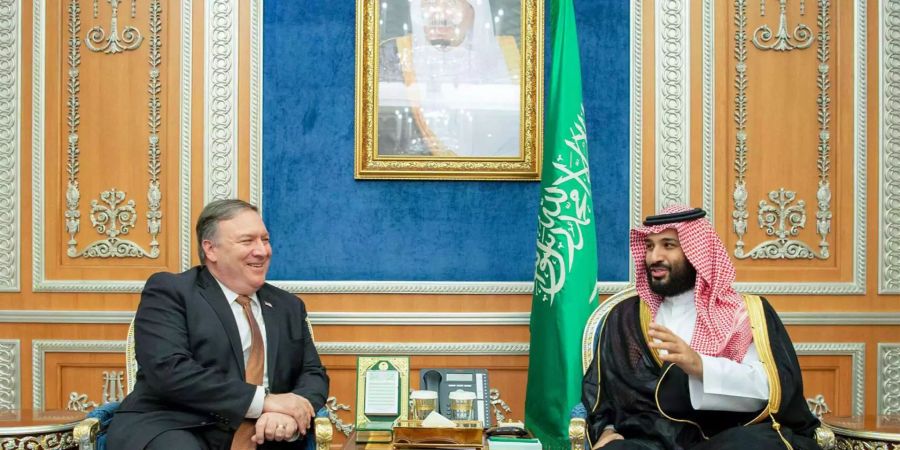 Der saudische Kronprinz Mohammed bin Salman (r.) empfängt Mike Pompeo (l.), Aussenminister der USA, zu einem Gespräch. Pompeo ist in Saudi-Arabien eingetroffen, um dort mit der Führung des Landes über das mysteriöse Verschwinden des Journalisten Jamal Khashoggi zu sprechen.