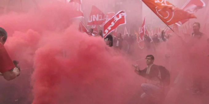 Viel Rauch - 4'000 Bauarbeiter demonstrieren im Tessin für Rente 60