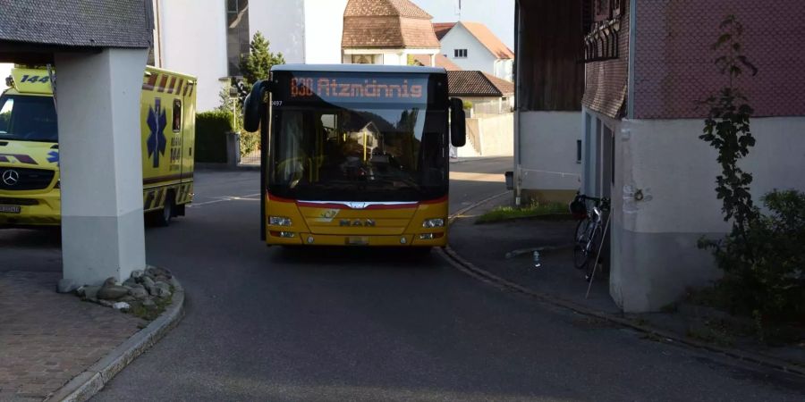 Der verletzte Velofahrer wurde vom Rettungsdienst notversorgt und ins Spital überführt - Kapo St. Gallen