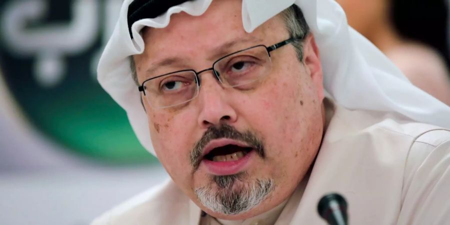 Jamal Khashoggi bei einer Pressekonferenz in Manama (Bahrain).