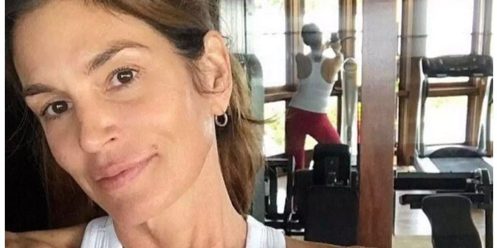Cindy Crawford Wird Von Kurzem Stumpfen Gepumpt Cindy Crawford Wird Von Kurzem Stumpfen Gepumpt