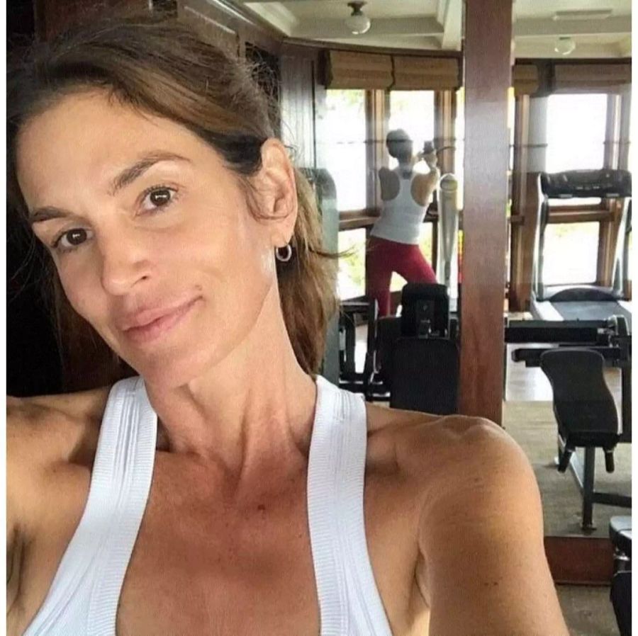 Die ungeschminkte Cindy Crawford schiesst von sich im Fitnessraum ein Selfie.