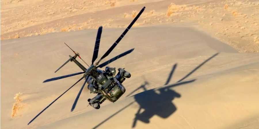 Ein Hubschrauber der Bundeswehr vom Typ CH-53 fliegt über die Wüste von Termez nach Kundus.