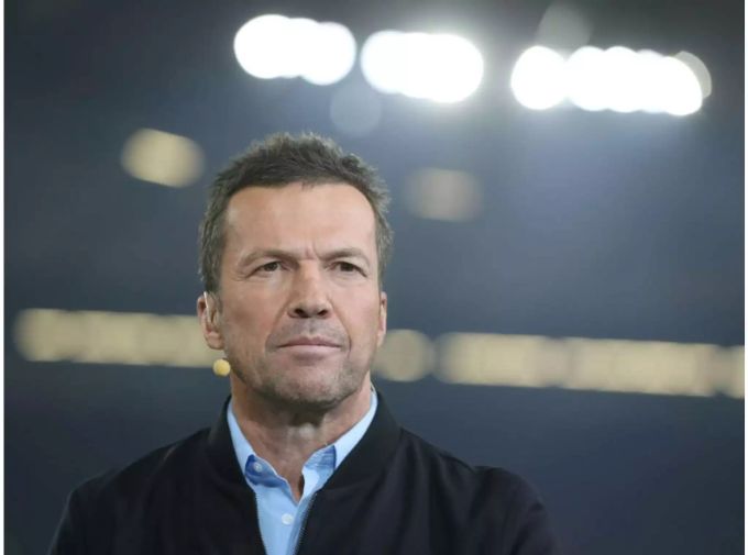 Der deutsche Fussballspieler Lothar Matthäus ist mit einem Mikrofon ausgestattet.