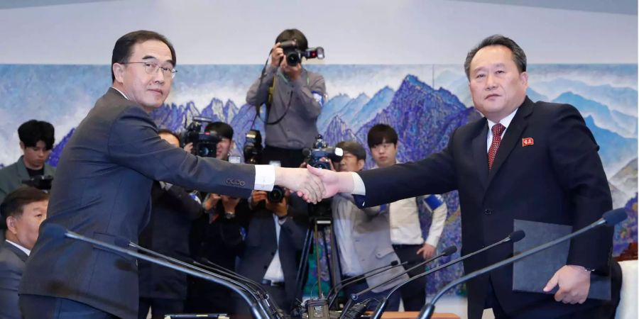 Cho Myoung Gyon, Südkoreas Vereinigungsminister und Delegationsleiter, schüttelt seinem nordkoreanischen Amtskollegen Ri Son Gwon im Grenzort Panmunjom die Hand, nachdem sie die gemeinsame Erklärung ausgetauscht haben.