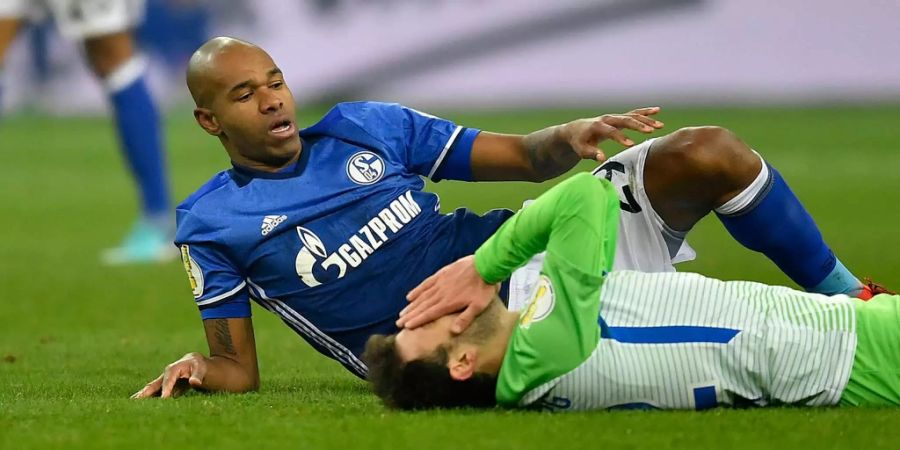 Wegen einer Notbremse gegen Chicarito sah Naldo, Spieler von Schalke 04, nach 204 Sekunden die rote Karte.