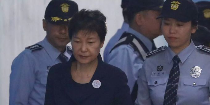 Park Geun Hye, die ehemalige Präsidentin Südkoreas, könnte für 30 Jahre ins Gefängnis kommen. Park Geun Hye, die ehemalige Präsidentin Südkoreas, könnte für 30 Jahre ins Gefängnis kommen.