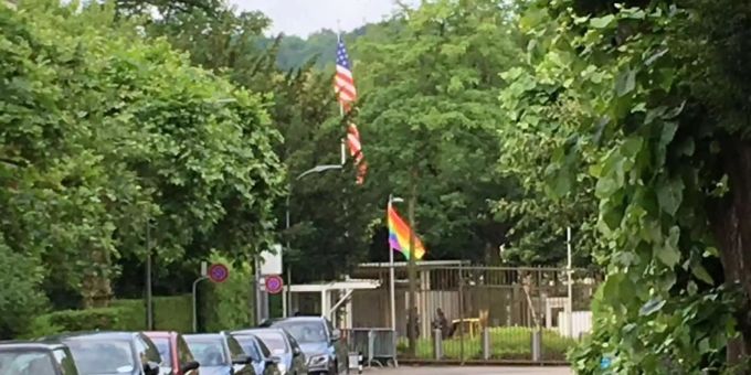 Was weht denn da für eine Fahne unter dem Stars-and-Stripes Banner? Was weht denn da für eine Fahne unter dem Stars-and-Stripes Banner?