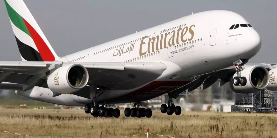 Eine Maschine der Emirates startet.