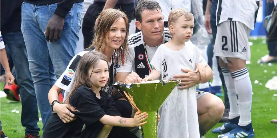 Nati-Captain Stephan Lichtsteiner verabschiedet sich mit dem «Scudetto» von Juventus Turin.