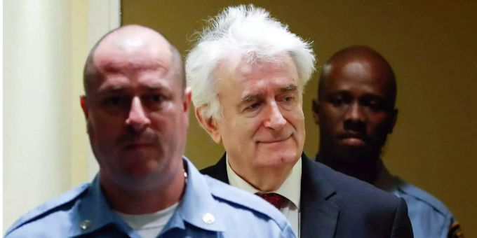 In erster Instanz hatte das UN-Gericht Karadzic 2016 für den Völkermord von Srebrenica zu 40 Jahren Haft verurteilt. In erster Instanz hatte das UN-Gericht Karadzic 2016 für den Völkermord von Srebrenica zu 40 Jahren Haft verurteilt.