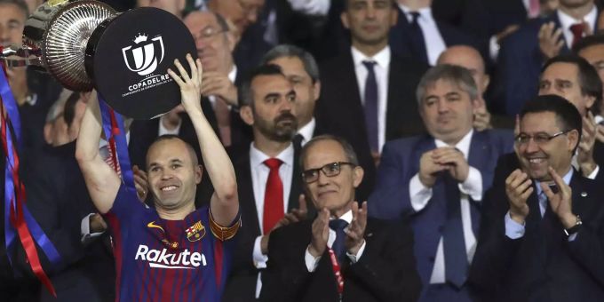 Wer im spanischen Cupfinal zwischen Barcelona und Sevilla Spannung erwartet hätte, wäre bitter enttäuscht worden. Die Katalanen fertigen Sevilla mit 5:0 ab – neben Messi, zwei Mal Suarez und Coutinho traf auch Andres Iniesta in seinem allerletzten Cupspiel für den FC Barcelona. Und wurde dafür in den Medien hochgelobt. Wer im spanischen Cupfinal zwischen Barcelona und Sevilla Spannung erwartet hätte, wäre bitter enttäuscht worden. Die Katalanen fertigen Sevilla mit 5:0 ab – neben Messi, zwei Mal Suarez und Coutinho traf auch Andres Iniesta in seinem allerletzten Cupspiel für den FC Barcelona. Und wurde dafür in den Medien hochgelobt.
