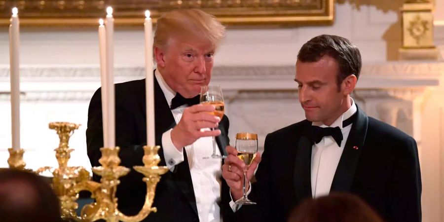 Donald Trump, Präsident der USA, und Emmanuel Macron, Präsident von Frankreich, bringen während eines Staatsbanketts im Weissen Haus einen Toast aus.