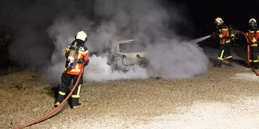 Das Auto musste von der Feuerwehr gelöscht werden.