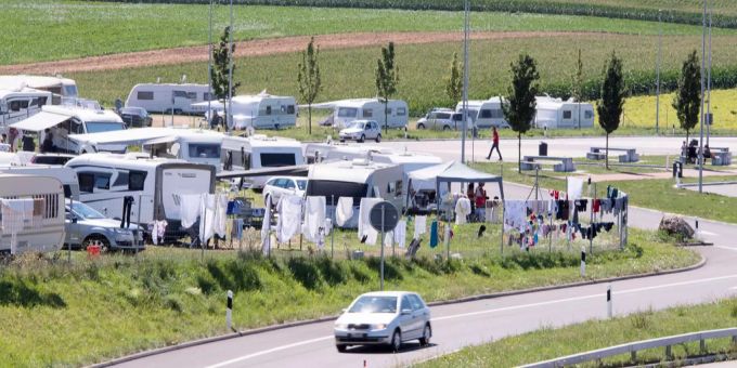 Ausländische Fahrende auf einer Wiese bei der Autobahnraststätte zwischen Kerzers und Mühleberg. Ausländische Fahrende auf einer Wiese bei der Autobahnraststätte zwischen Kerzers und Mühleberg.