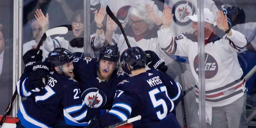 Ausgelassene Feier: Die Winnipeg Jets um Jungstar Patrick Laine (Mitte).