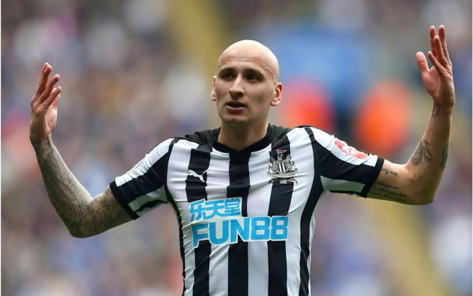Premier-League-Aufsteiger Newcastle hat sich mit dem dritten Sieg in Folge wohl aus dem gröbsten Abstiegskampf befreit. Beim Auswärtsspiel in Leicester fährt das Team von Trainer Benitez drei wichtige Punkte ein. Premier-League-Aufsteiger Newcastle hat sich mit dem dritten Sieg in Folge wohl aus dem gröbsten Abstiegskampf befreit. Beim Auswärtsspiel in Leicester fährt das Team von Trainer Benitez drei wichtige Punkte ein.