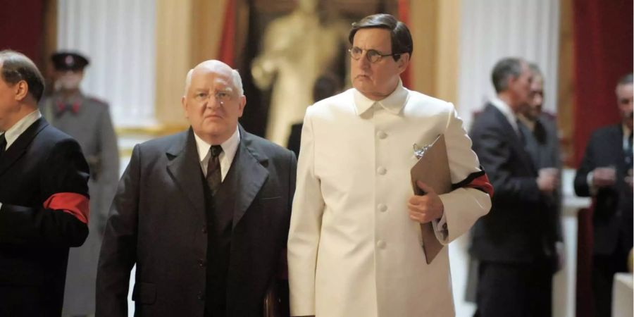 Georgi Malenkow (Jeffrey Tambor, rechts) ist zwar offiziell Stalins Nachfolger, doch Lavrenti Beria (Simon Russell Beale) hat andere Pläne. Hinter dem Rücken aller, versteht sich.