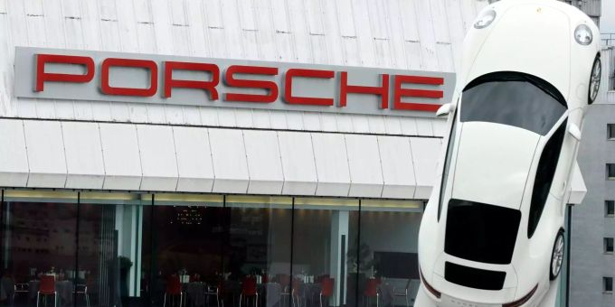 Ermittler durchsuchten Büros der Porsche AG. Ermittler durchsuchten Büros der Porsche AG.