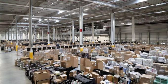 Blick in ein Logistikzentrum von Amazon. Amazon