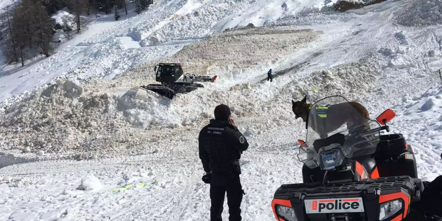 Pistenfahrzeuge räumten massenweise Schnee zur Seite.