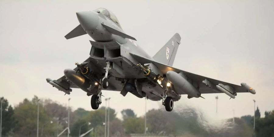 De Eurofighter Typhoon, ein Gemeinschaftsprojekt von Deutschland, Italien, Spanien und Grossbritannien. Sehr wendig, sehr schnell, viel Nutzlast und eher teuer.