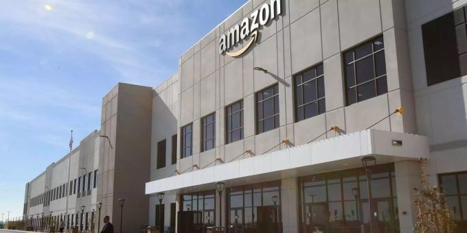 US-Präsident Donald Trump hat zu einem öffentlichen Rundumschlag gegen den Handelsriesen Amazon ausgeholt. US-Präsident Donald Trump hat zu einem öffentlichen Rundumschlag gegen den Handelsriesen Amazon ausgeholt.