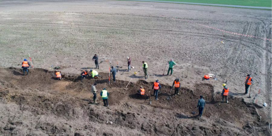 In einem Acker auf der Ostseeinsel Rügen sind Archäologen auf einen wertvollen skandinavisch dominierten Silberschatz aus dem späten 10. Jahrhundert gestossen.