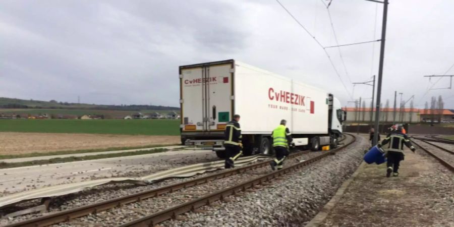 Der Lastwagen wich aus unerklärlichen Gründen von der Strasse ab.