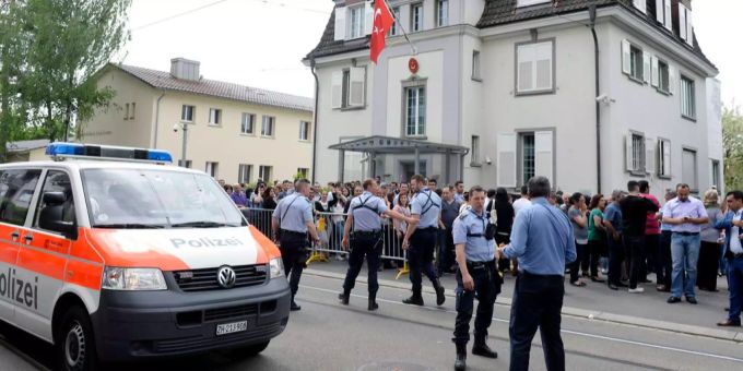 Das türkische Konsulat in Zürich. Hier vor den türkischen Parlamentswahlen im Juni. Das türkische Konsulat in Zürich. Hier vor den türkischen Parlamentswahlen im Juni.