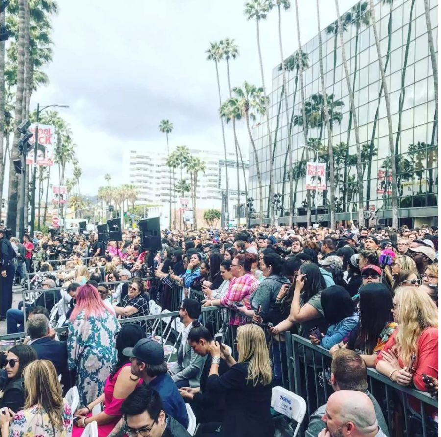 Wie in den 1990ern: Tausende Fans stürmen an den Hollywood Walk of Fame, um Nsync zu sehen.