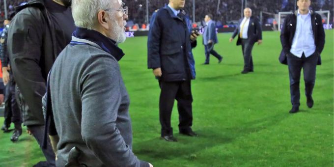 Ivan Savvidis stürmte mit einer Waffe am Gürtel auf den Platz. Ivan Savvidis stürmte mit einer Waffe am Gürtel auf den Platz.