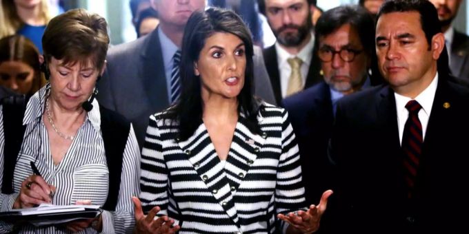 Die US-Botschafterin Nikki Haley informierte die UN über die Budget-Kürzung für Blauhelm-Einsätze. Die US-Botschafterin Nikki Haley informierte die UN über die Budget-Kürzung für Blauhelm-Einsätze.