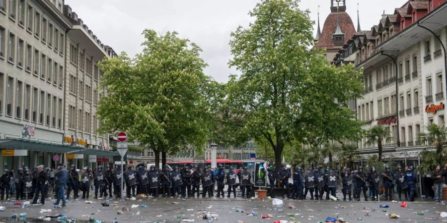 Um ein Aufeinandertreffen der FCB- und FCZ-Fans zu verhindern, war die Polizei mit einem Grossaufgebot vor Ort.