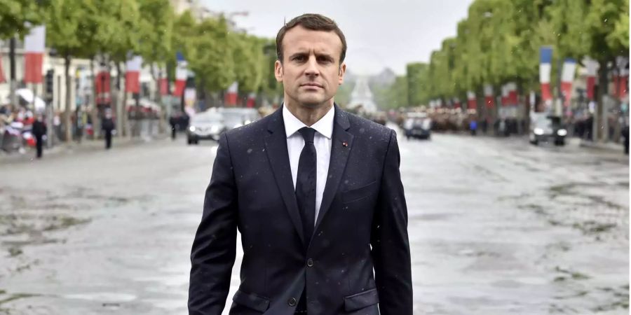 Emmanuel Macron will die Bahn sanieren, dafür sollen auch traditionelle Privilegien wie lebenslange Arbeitsverträge und Frührente für Neuangestellte abgeschafft werden. Die Reform wurde im April von der französischen Nationalversammlung verabschiedet, muss aber noch das Oberhaus, den Senat, passieren.