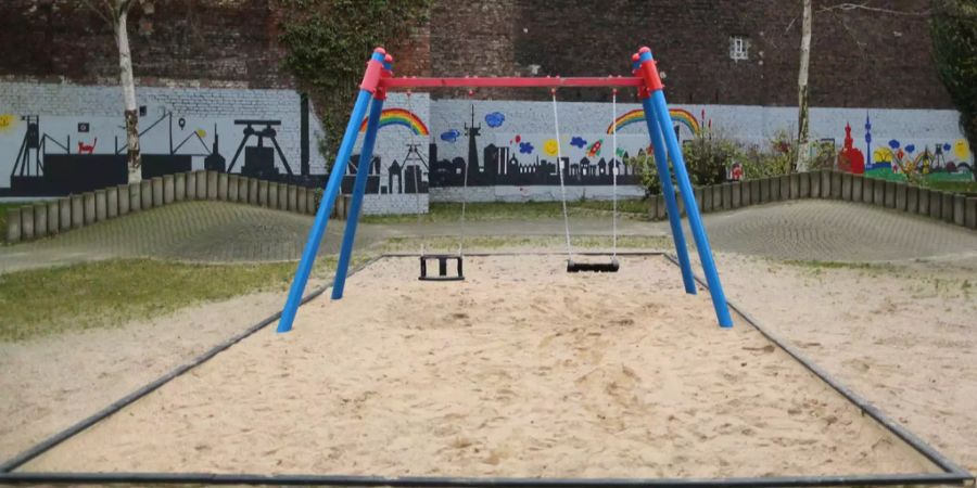 Letztes Lebenszeichen auf Spielplatz: Die Leiche des ermordeten Mädchens wurde in einem Müllcontainer aufgefunden.