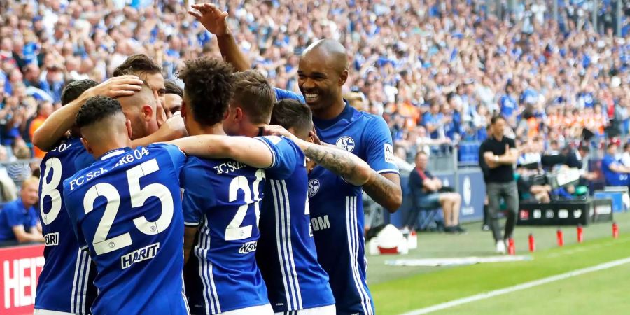 FC Schalke 04: Die Vier-Minuten-Meisterschaft der Schalker im Mai 2001 gehört zum Tragischsten, was die Liga-Historie zu bieten hat. Tränen flossen auch beim ersten Bundesliga-Abstieg 1981. In diesem Jahr der Beste des Rests hinter dem FC Bayern.