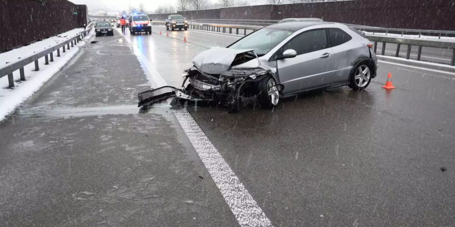 Auf der A3 bei Sargans SG verletzte sich eine Frau bei einem Selbstunfall.