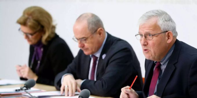 Hans Stöckli (Präsident GPK-S), Claude Janiak (Präsident Arbeitsgruppe Bodluv) und Doris Fiala (Vizepräsidentin GPK-S) an einer Pressekonferenz. Hans Stöckli (Präsident GPK-S), Claude Janiak (Präsident Arbeitsgruppe Bodluv) und Doris Fiala (Vizepräsidentin GPK-S) an einer Pressekonferenz.