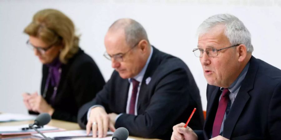 Hans Stöckli (Präsident GPK-S), Claude Janiak (Präsident Arbeitsgruppe Bodluv) und Doris Fiala (Vizepräsidentin GPK-S) an einer Pressekonferenz.