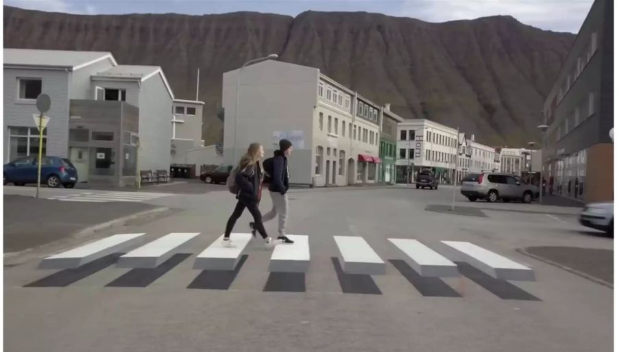 Scheinbar schwerelos schweben die Balken der Fussgängerstreifen über der Strasse.