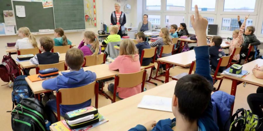 Im Oberstufenschulhaus Auen TG findet der Unterricht seit Montag in provisorischen Containern statt (Symbolbild).