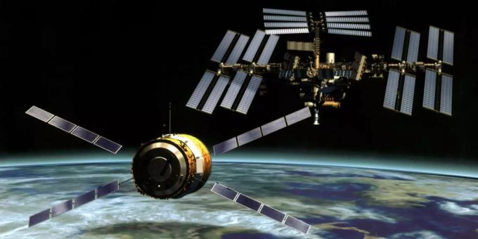 Zwei Raumfahrer haben bei der ISS einen Roboterarm repariert. Zwei Raumfahrer haben bei der ISS einen Roboterarm repariert.